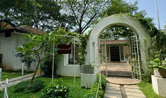 Cochin Club — french toast café entrance